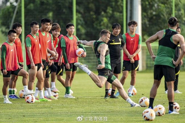 演员可以直接感受拍摄环境、光影变化，有利于表演