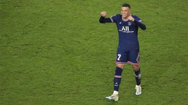 这是一部极其超卓的关于人与天然的片子。1902年和1907年，沙俄军官阿尔谢尼耶夫两次带领勘察队到乌苏里地域探险，都巧遇赫哲族老猎手德尔苏·乌扎拉。德尔苏.乌扎拉为勘察队充任领导，并拯救了阿尔谢尼耶夫的生命，与之成立了深挚的交谊。德苏对年夜天然相当领会与尊敬，藉由他的示范 与看法，让人们领会年夜天然的伟年夜与残暴，人是可以与年夜天然和平相处，但当年夜天然被粉碎时，人们将是第一个遭殃。德苏是一个神枪手，但后来在一次狩猎时，德苏发现本身的眼睛由于身体朽迈而退化，看不清猎物了，十分懊丧。他随阿尔谢尼耶夫到年夜城市伯力栖身。可是，城市文明德苏却没法习惯，城市和他曩昔赖以保存的处所，那片质朴的天然年夜地是完全分歧的。猎人分开枪，分开了他所熟习的情况，恍如鱼儿分开了水。“城里没法打猎，不打猎就没有貂”“我俄然驰念空气。”他象是被软禁了一般，忽忽不乐。德苏执意回到山里，回到那片密林。可是，猎人没有好的目力，即是最年夜的悲剧。猎人不克不及猎杀，本身便被会猎杀。英勇的德苏固然带着阿尔谢尼耶夫送给他的新猎枪，可是他却死了……